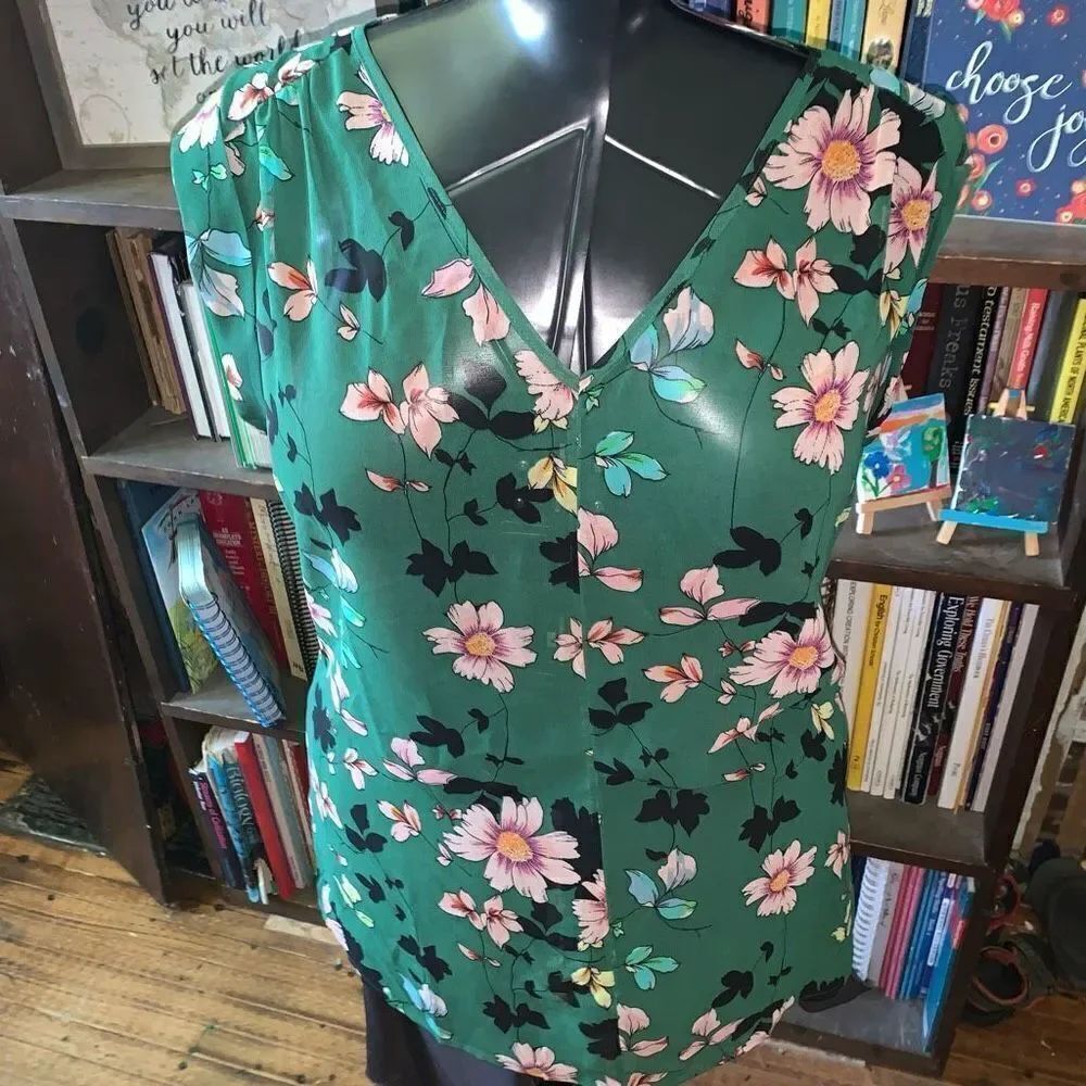 CAbi green daisy vine shadow split neck S flowy blouse